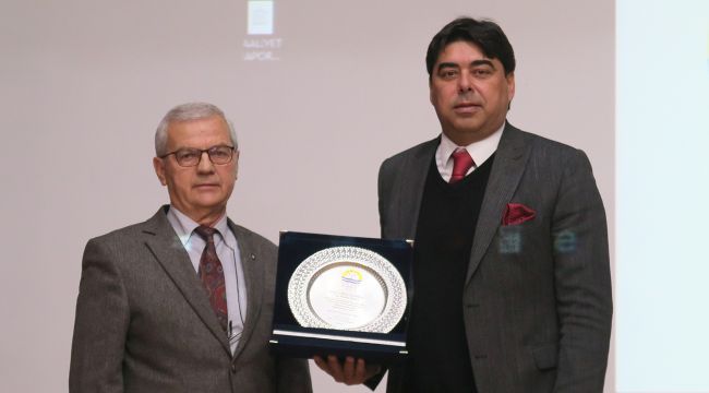 Başkan Demirağ'a plaket