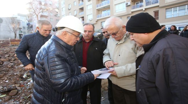 Yolu kapatan bina yıkıldı