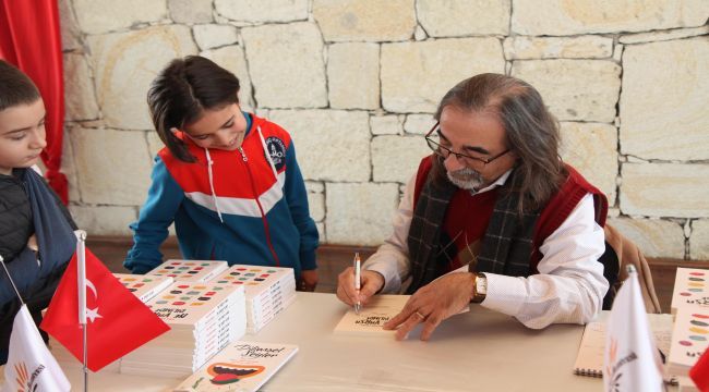 Yurdakul’dan çocuklara imzalı kitap