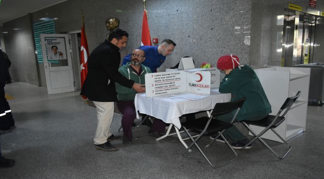 Hastane çalışanlarından Kızılay’a destek