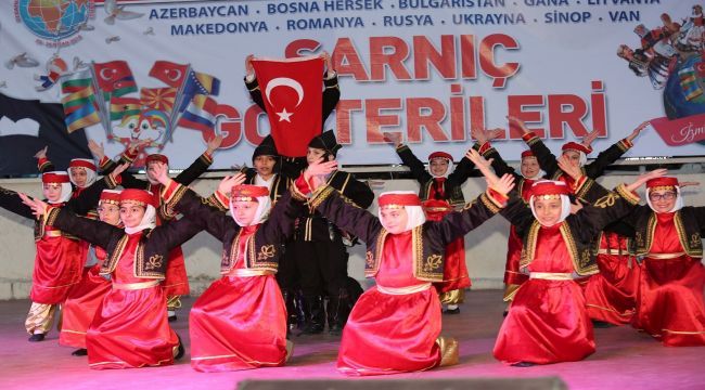 Gaziemir meydanlarında dünyanın dansı