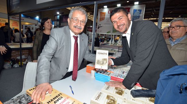 Gürbüz, kitap fuarına katıldı