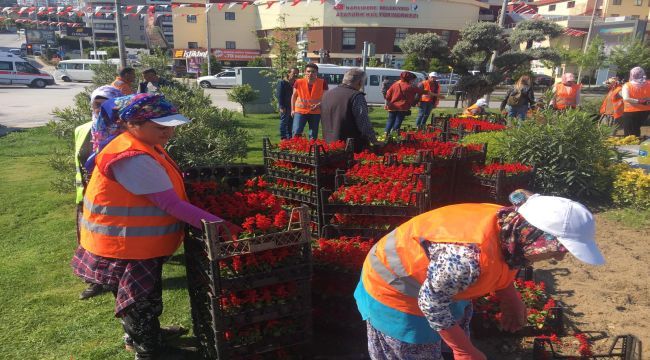 Narlıdere yaz çiçekleriyle süsleniyor