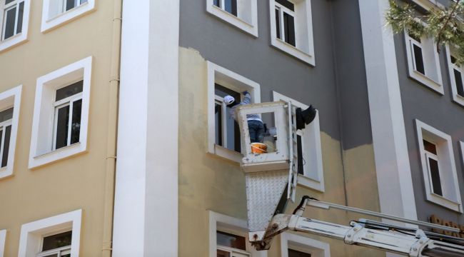 Otizmli Eylem istedi, belediye binası boyandı