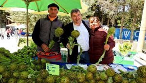 Pazar esnafı ve vatandaşlarla buluştu