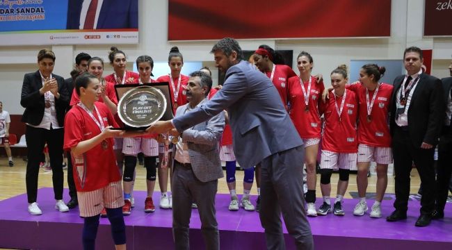  Bayraklı’nın perileri finali üçüncü tamamladı