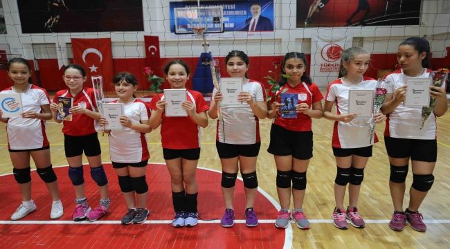 Minikler anneleriyle voleybol oynadı