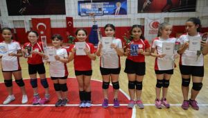 Minikler anneleriyle voleybol oynadı