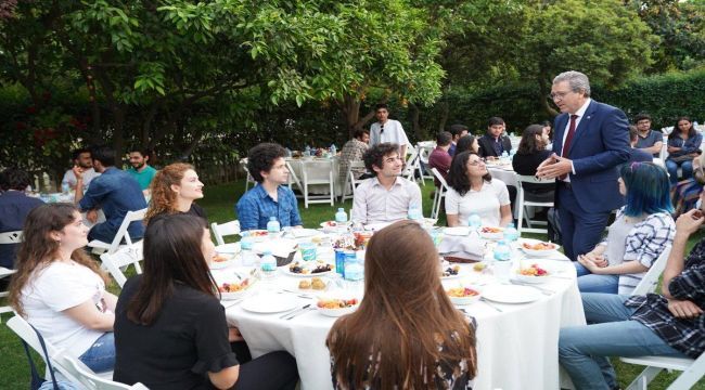 Rektör Budak evindeki iftarda öğrencileri ağırladı