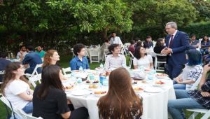 Rektör Budak evindeki iftarda öğrencileri ağırladı