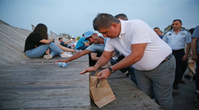 Çekirdek kirliliğine karşı ‘kese kağıdı’ dağıttılar 