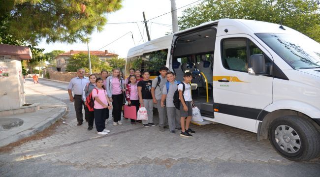 Aksoy çocukların yüzünü güldürdü