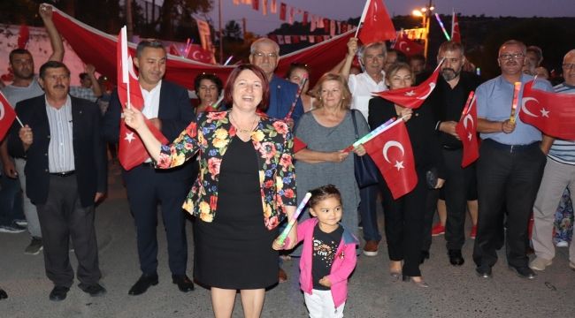 Hep birlikte İzmir Marşı söylediler