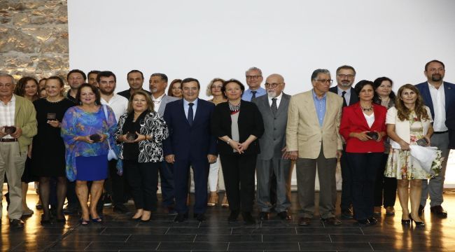 Başkan Batur'dan meslektaşlarına plaket