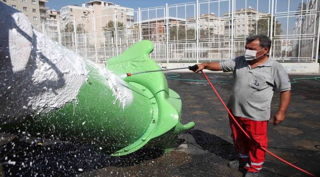 Bayraklı'da çocuk parklarına dezenfekte