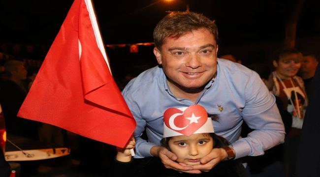 Cumhuriyet Çoşkusu Fener Alayı Yürüyüşüyle Kutlandı