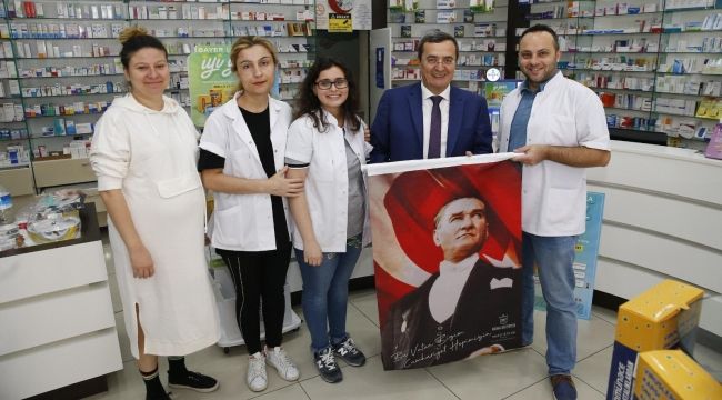 Esnafa Atatürk baskılı poster hediyesi
