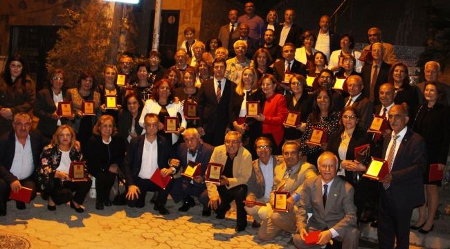 CHP İzmir’den, 70 eğitmene plaket