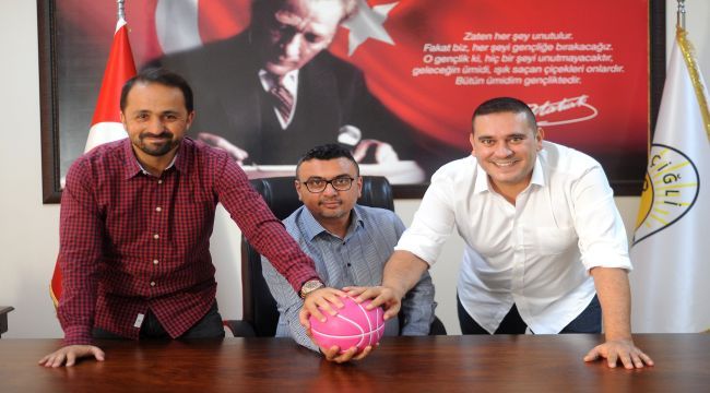 Pembe Top Sahada Kampanyasına Anlamlı Destek