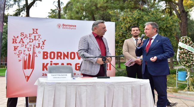 Tacettin Bayır kitabını Bornova'da imzaladı