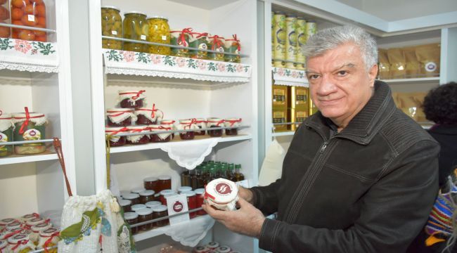 Narlıdere’nin ‘el emeği ‘ marketine yoğun ilgi