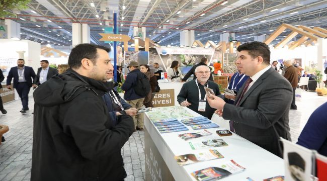 Travel Turkey’de üzüm kokan stant	