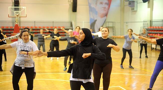 Çiğli Belediyesi’nden Kadınlara Ücretsiz Zumba Kursu