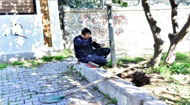 Akıma aldırış etmeden elektrik kablolarını çaldılar 