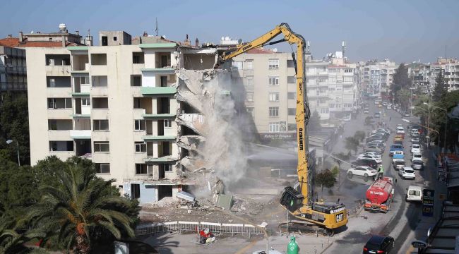 Bostanlı’daki yatık binalarda ilk yıkım başladı