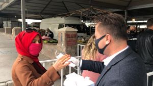Başkan Aksoy pazarda maske dağıttı