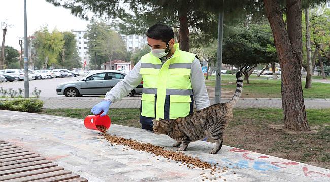 Bayraklı Belediyesi zor günlerde de vatandaşın yanında