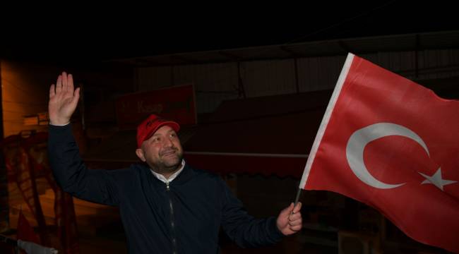 Çiğli’de bayram coşkusu balkonlardan taştı