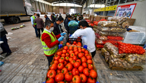 İzmir’de sebze meyve hali esnafından yardım eli
