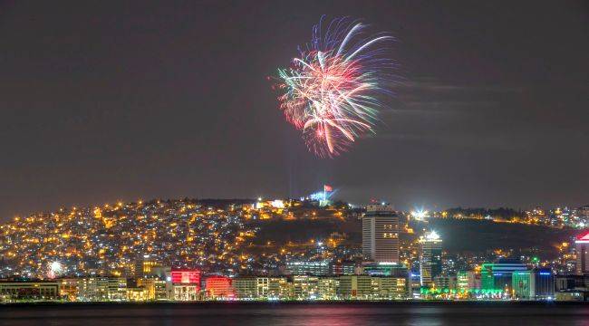 İzmir’de yüzüncü yıl coşkusuyla yer gök aydınlandı 