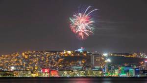 İzmir’de yüzüncü yıl coşkusuyla yer gök aydınlandı 