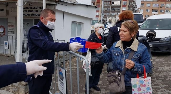 Semt Pazarında Maskesi Olmayanlara Maske Dağıttı