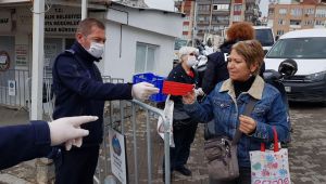 Semt Pazarında Maskesi Olmayanlara Maske Dağıttı