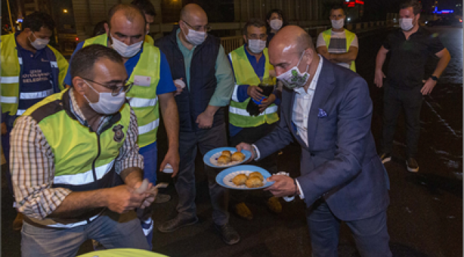 Asfalt işçilerine gece yarısı baklavalı moral ziyareti