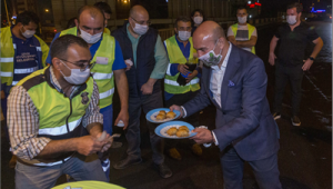 Asfalt işçilerine gece yarısı baklavalı moral ziyareti