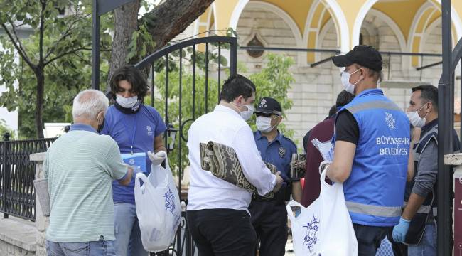 Büyükşehir Belediyesi cuma namazı öncesi maske dağıttı