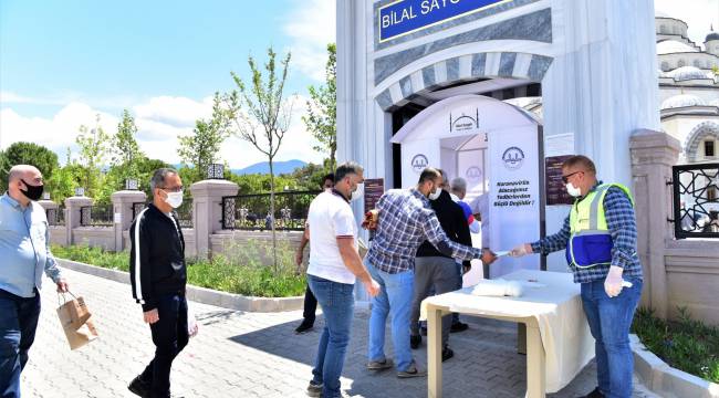 İlk Cuma’da maske ve seccadeler Bornova Belediyesi’nden