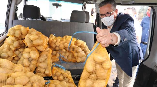 Başkan Arda ve tüm çalışanlar patateslerin dağıtımı için seferber oldu!