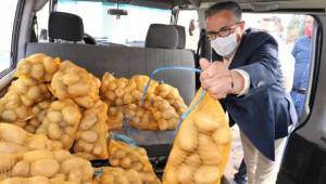 Başkan Arda ve tüm çalışanlar patateslerin dağıtımı için seferber oldu!