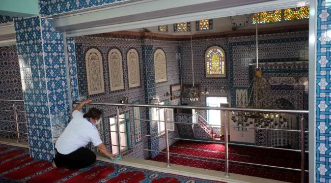 Karabağlar’da camilere bayram temizliği 