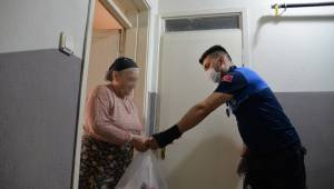 Yaşlı kadının yardımına Bergama Belediye zabıtası koştu