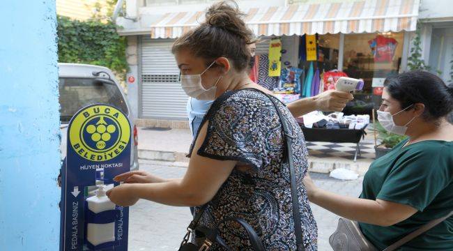 Buca pazarlarında el dezenfektanlı önlem