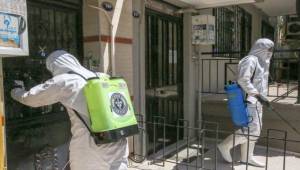 Koronavirüse karşı vaka görülen apartmanlarda dezenfekte çalışması