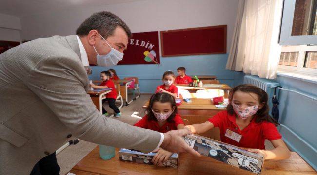 Bergama’da öğrencilere okuma-yazma ve boyama seti dağıtıldı