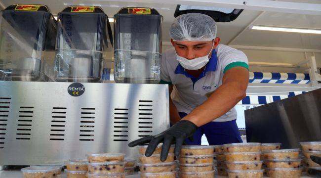 Çeşme Belediyesi aşure dağıttı