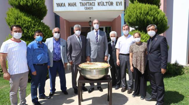 Güzelbahçe'de Aşure Kazanı Kaynadı, Lokmalar Dağıtıldı